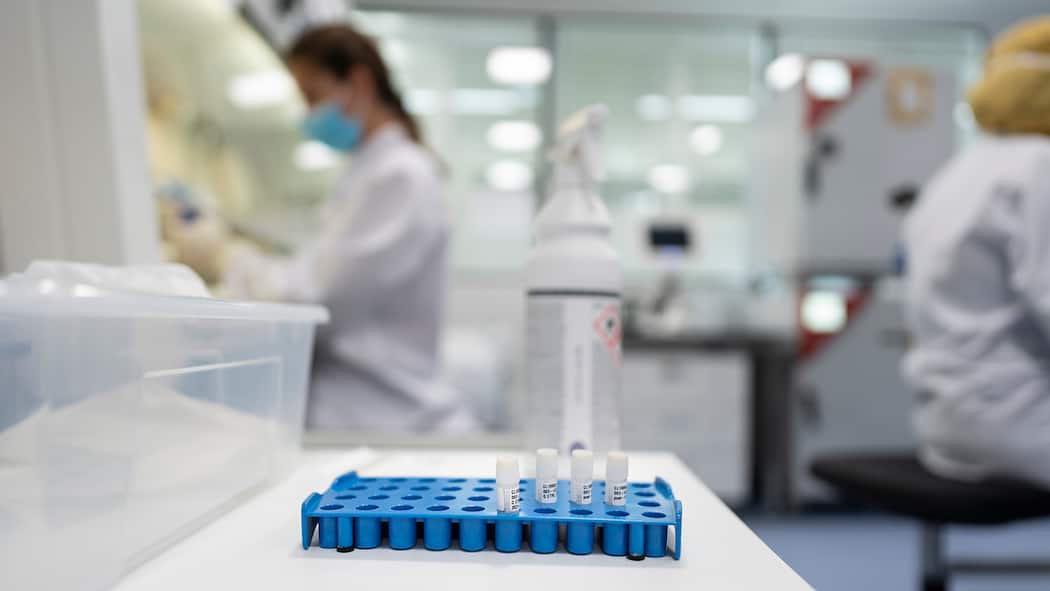 Ärzte erhalten bis zu 70 Millionen Franken von Labors Labormitarbeiterinnen untersuchen Proben in einem Labor.