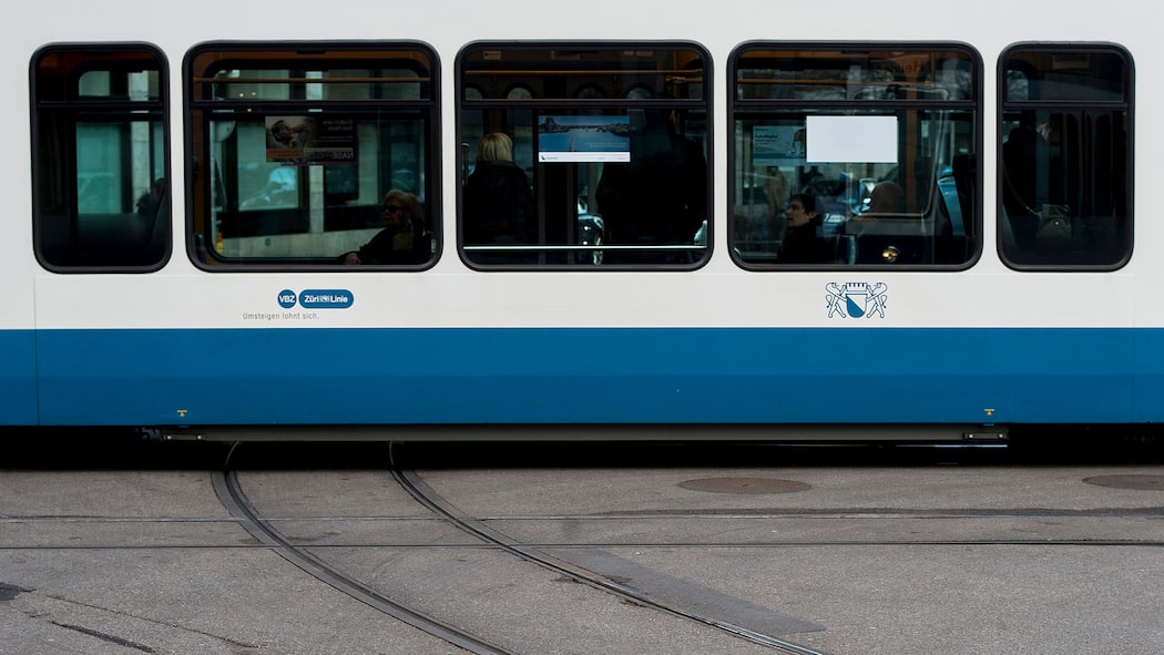 Tram fährt Grossmutter um – Chauffeur unschuldig Ein Tram 2000 der Verkehrsbetriebe Zürich