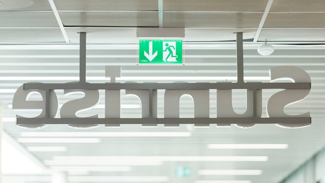 Handy-Abo kündigen? Das ist gar nicht so einfach An emergency exit sign in a shop of the telecommunications provider Sunrise Communications at the shopping center En Felezin in Romanel-sur-Lausanne, Canton of Vaud, Switzerland, pictured on July 6, 2015. (KEYSTONE/Christian Beutler)SCHWEIZ ROMANEL…