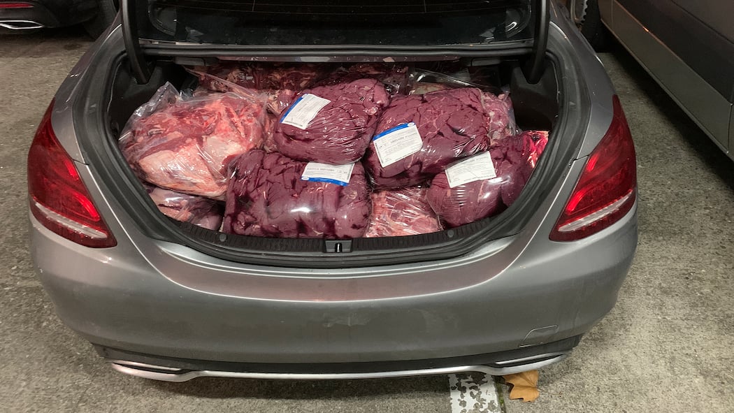 Massiv mehr Schmuggelware bleibt am Zoll hängen Bild aus der Medienmitteilung "Schweizer Zoll 2024: Der Schmuggel von Fleischwaren hält an" vom 11.03.2025. Quelle: https://www.bazg.admin.ch/bazg/de/home/aktuell/medieninformationen/medienmitteilungen.msg-id-104442.html Copyright: Bundesamt für Zo…