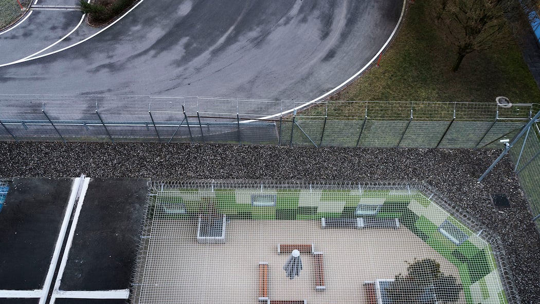 Sie sitzen ohne Straftat im Gefängnis Outdoor area and part of a driveway at the airport prison in Kloten in the canton of Zurich, Switzerland, on January 14, 2016. The airport prison has the departments pretrial detention, corrections and detention pending deportation. (KEYSTONE/Christi…