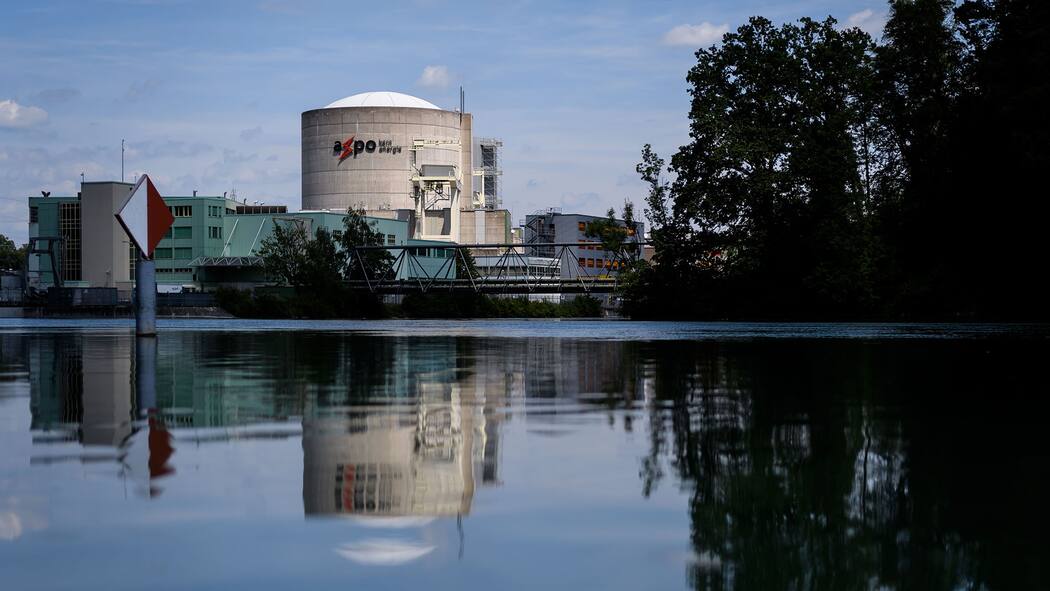 Axpo will AKW Beznau künftig bei Hitze länger laufen lassen This picture taken on July 9, 2019, shows a general view of Switzerland's Beznau nuclear plant near Dottingen. - Europe's oldest functioning nuclear reactor, at Switzerland's Beznau plant, will turn 50 next week -- a lifespan deemed dangerously long …