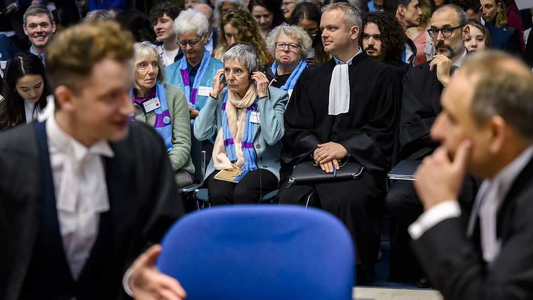 Schweiz will dreimal so viel CO₂ verbrauchen, wie ihr zusteht Rosmarie Wydler-Waelti, co-presidente des Ainees pour le climat et Anne Mahrer, co-presidente des Ainees pour le climat et l'equipe des avocats dont Raphael Mahaim, attendent la Presidente de la Cour Siofra O'Leary, lors de la publication de la decis…