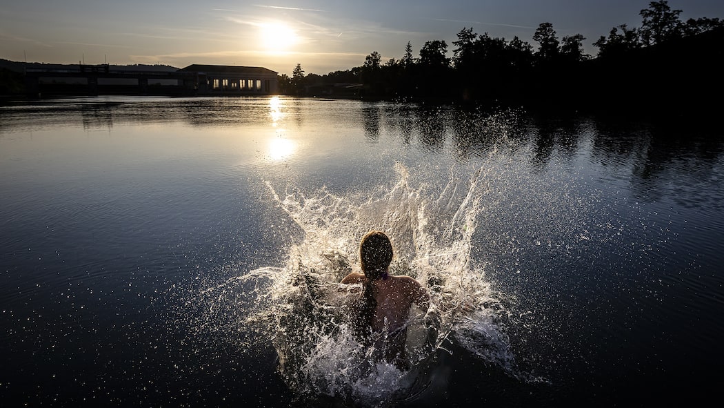 10 Tricks für einen kühlen Kopf Eine junge Frau springt in den Rhein, um sich bei sommerlichen Temperaturen abzukühlen. Der Beobachter gibt 10 Tipps, wie Sie der Hitze trotzen.