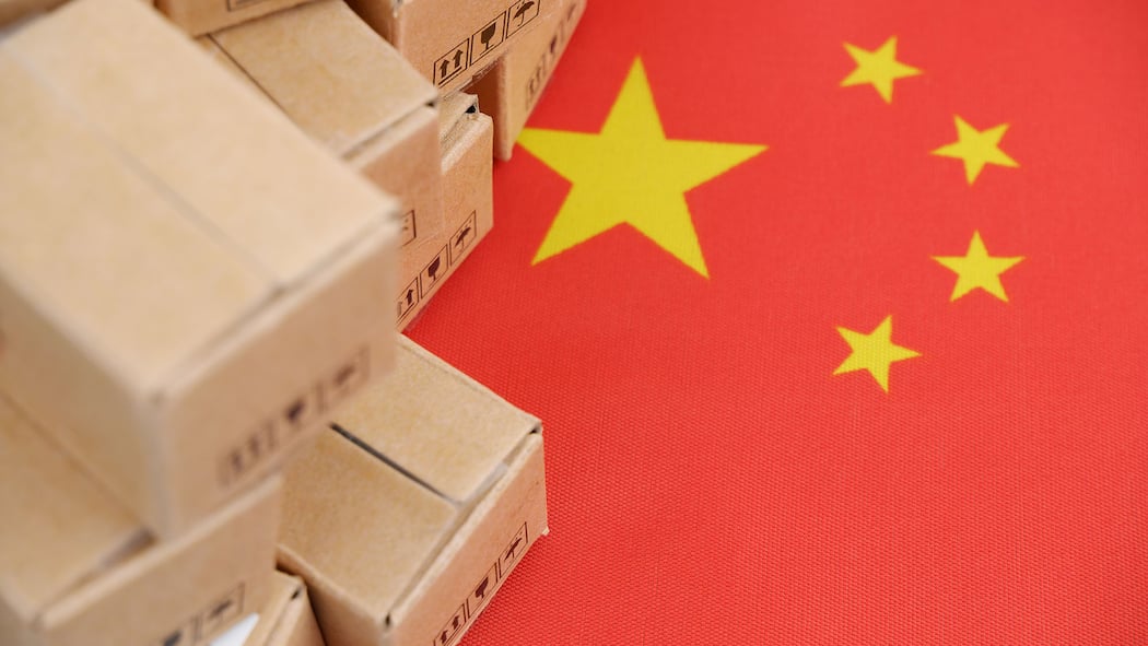 Konsumentenschutz zeigt Dropshipping-Shops an Chinese export and tariffs concept. Flag of China and many shipping carton boxes.