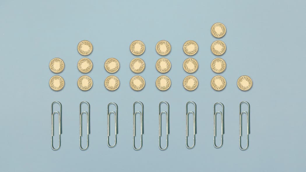 Die Kinderzulagen sind gestiegen – aber nicht überall Aneinandergereihte Münzen liegen oberhalb von Büroklammern.  Wie hoch die Familienzulagen sind, hängt vom Wohnkanton ab. Ein Überblick, was seit Anfang 2025 bezüglich der veränderten Höhe in Ihrem Kanton gilt.