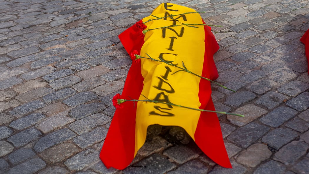«Ein Opfer wechselt den Kanton – und ist nicht mehr geschützt» Activists from Femen Espana carried out an action to denounce the femicides and the sexist denialism - 27 Jan 2024 A femen Spain activist lays on the ground while covered with a Spanish flag, a performance simulating graves of women victims of sexist…