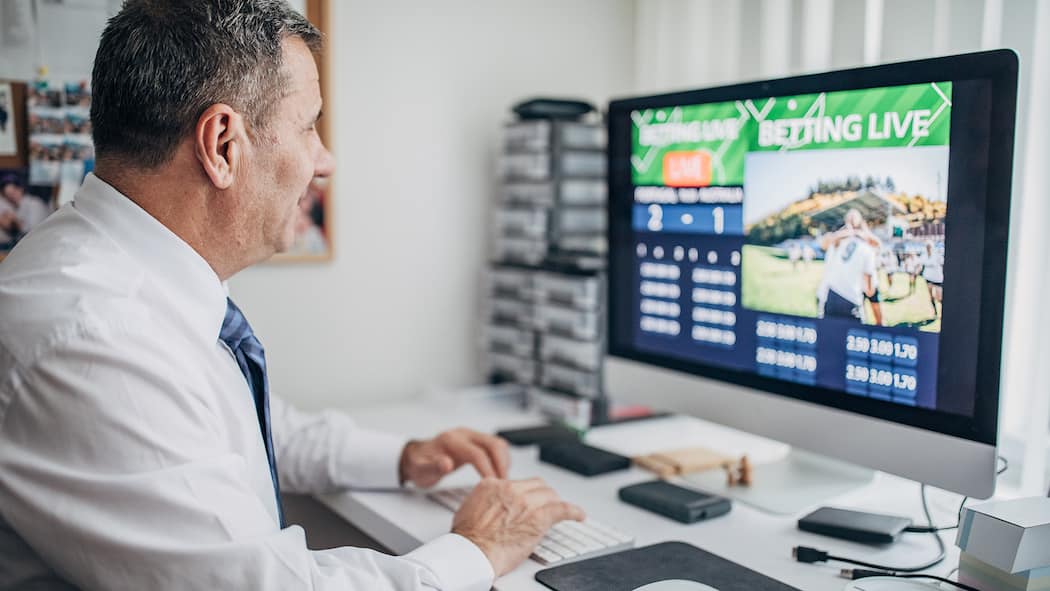 Das ist bei Sportwetten und Glücksspielen erlaubt Ein Büroangestellter platziert während der Arbeitszeit eine Live-Wette für ein Fussballspiel. Was ist in der Schweiz bei Sportwetten erlaubt? Und darf man private Tippspiel-Turniere durchführen, bei dem es um ein grosses Preisgeld geht? Das sagt das Schweizer Geldspielgesetz