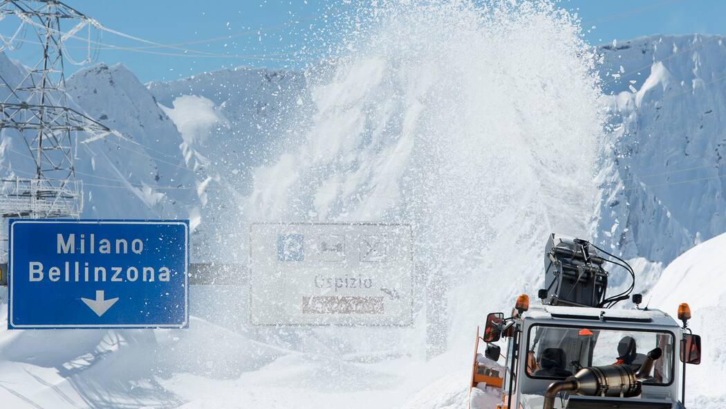 Das Ende des Osterstaus am Gotthard? Schneeräumungsarbeiten auf dem Gotthardpass