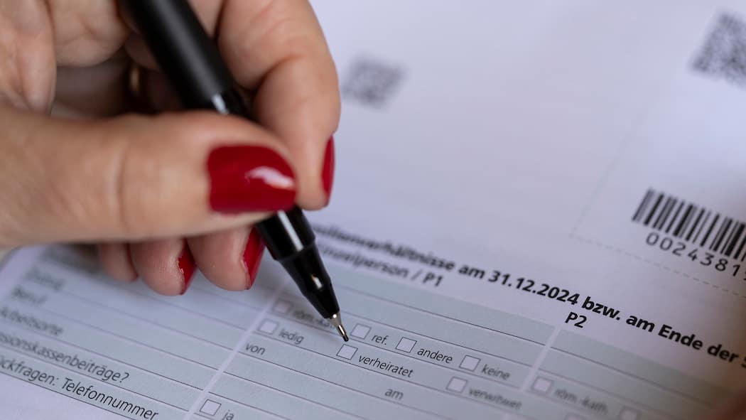 Das grosse Seilziehen um die Heiratsstrafe Eine Frau kreuzt auf einer Steuererklärung den Zivilstand «Verheiratet» an.