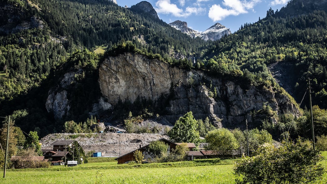 In Mitholz bleibt Explosionsgefahr bestehen Mitholz: Baustelle im Gebiet des Munitionslagers, Häuser im Vordergrund.