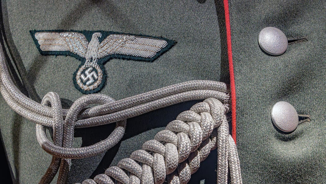 Nazi-Wanderer riskieren bald auch in der Schweiz Strafen 2YFKJKY Detail of the historically german uniform, a silver lanyard with eagle and swastika embroidered in silver bullion wire.