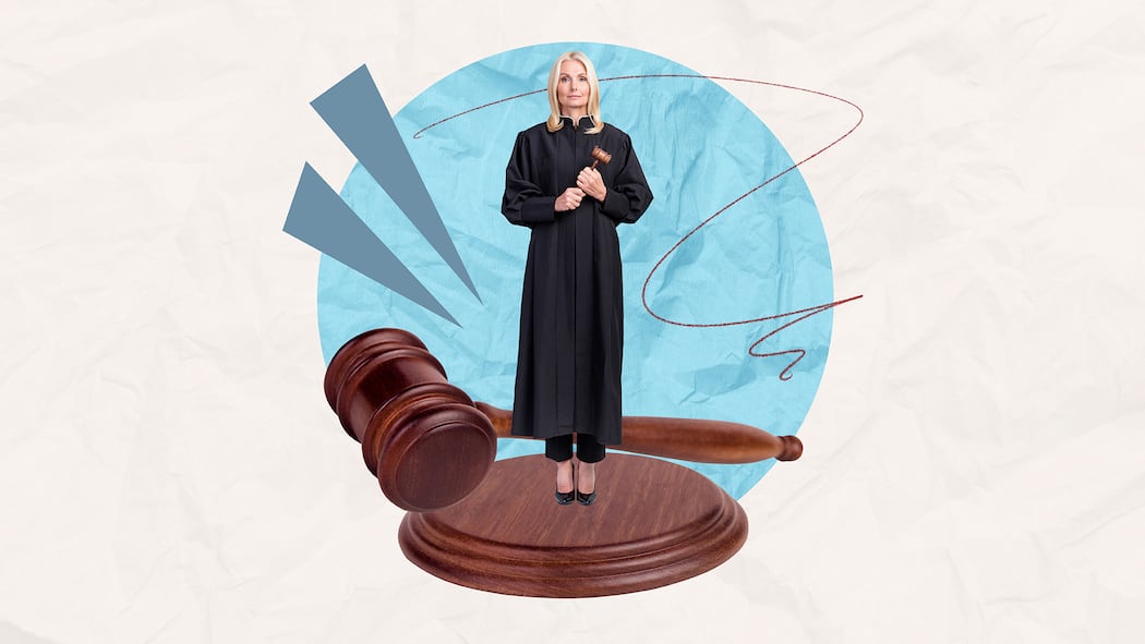 Sind Sie ein Champion in Sachen Recht? Eine Richterin hält einen Richterhammer in der Hand und steht auf einem Resonanzblock. Im Alltag begegnen uns laufend rechtliche Fragen. Viele meinen, die Antwort zu kennen. Testen Sie jetzt Ihr Wissen im Beobachter-Quiz.