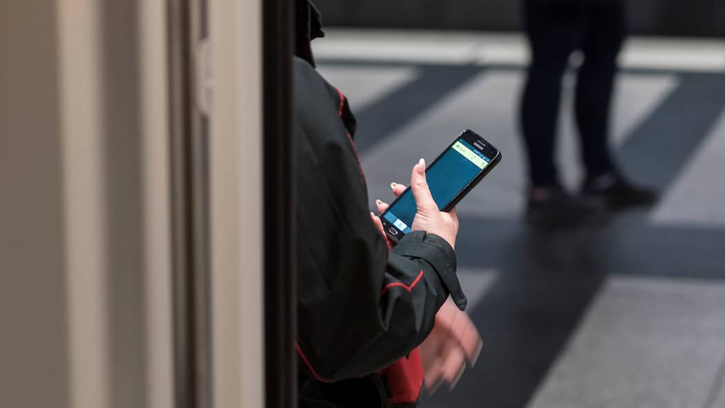 SBB zocken Kunden ohne gültiges Billett ab Eine SBB-Kontrolleurin bereitet sich auf den nächsten Einsatz vor; Die SBB zocken Kunden ohne gültiges Billet ab Wer mit einem abgelaufenen Billet kontrolliert wird, erhält eine Strafe, wie wenn er ohne Ticket unterwegs gewesen wäre. Doch in vielen Fällen dürfen die SBB nur einen reduzierten Aufschlag verlangen.