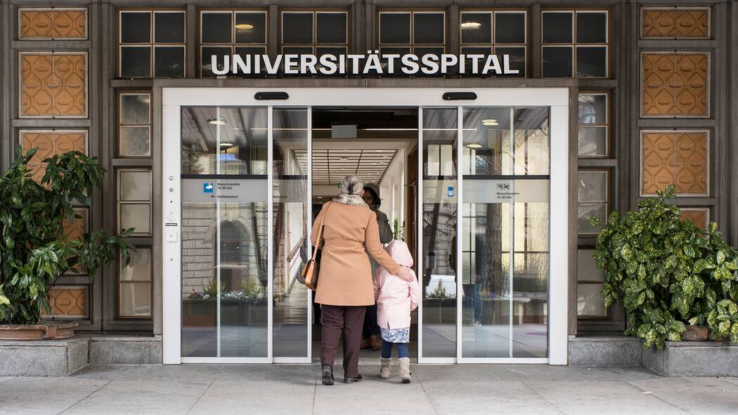 Das Unispital Zürich verweigert Infos zu Herzklinik-Skandal Blick auf den Eingang des Universitätsspitals Zürich
