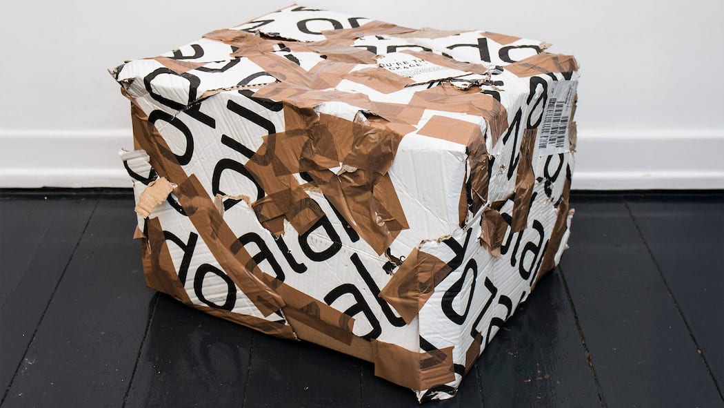 Zalando und Co.: Das müssen Sie zu Retouren wissen Solingen Kaputtes und geflicktes Packet von Zalando zur Ruecksendung, Themenbild, Symbolbild, 11.01.2017, Copyright: xDeutzmannx/xEibner-Pressefotox EPcdn
imago images 75976198