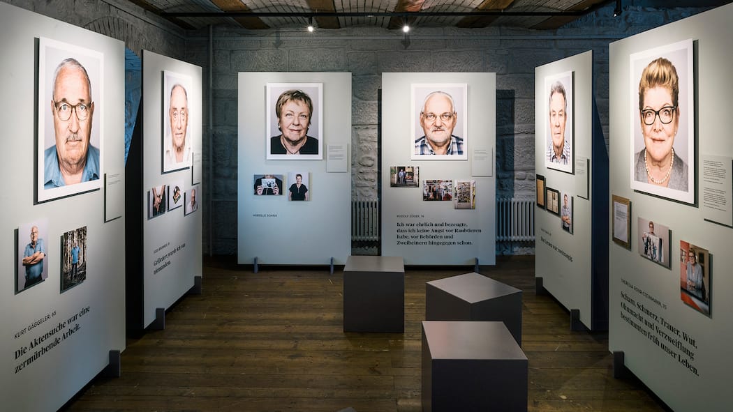 Geld darf Verdingkindern nicht gekürzt werden Blick in die Fotografie-Ausstellung von Peter Klaunzer mit Portraits von ehemaligen Verdingkindern.