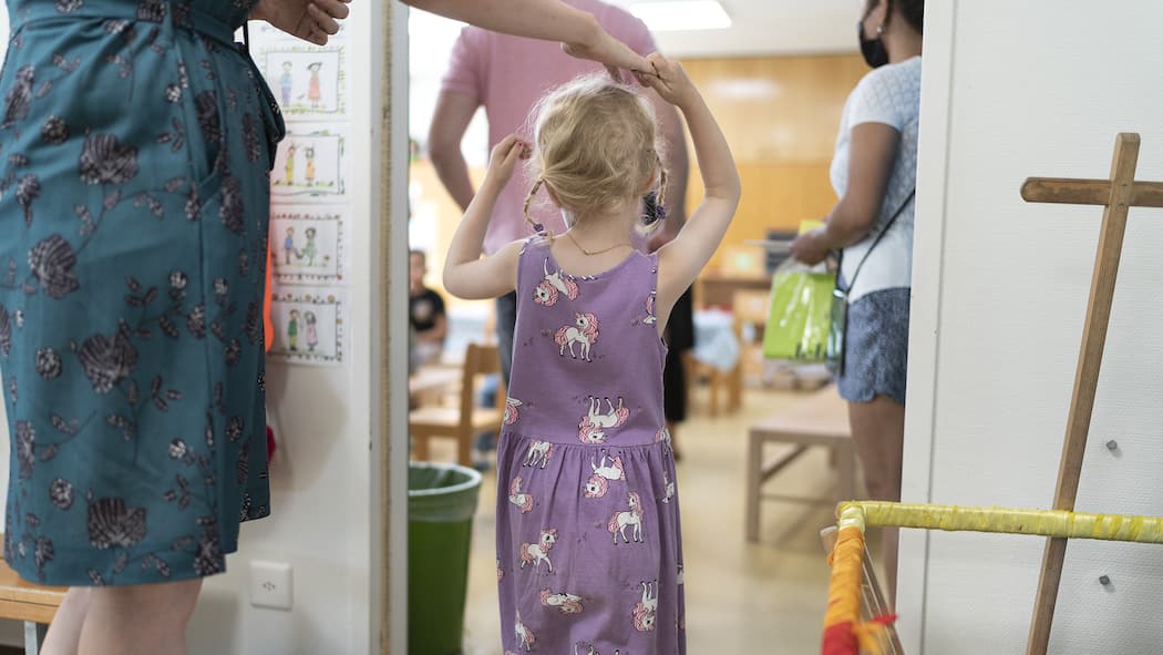 Das Kind später einschulen? Das geht nicht überall problemlos Mädchen beim Eintritt in den Kindergarten. Sind Kinder mit vier Jahren schon reif für den Kindergarten? Nein, finden immer mehr Eltern. Kinder erst ein Jahr später in den Kindergarten und in die Schule zu schicken, wird zum Trend. Der Beobachter erklärt, welche Regeln in der Schweiz gelten.