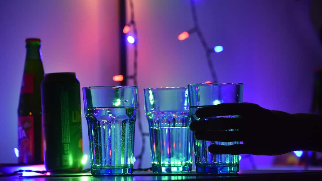 Missbrauch mit K.-o.-Tropfen – Politikerinnen machen Druck Gläser und Flaschen stehen auf einem Tisch bei einer Party.
