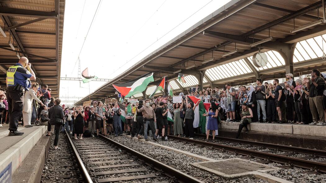 Blockierte Züge, wütende Pendler – ist das noch legitim? Genève, le 9 juin 2025. Gare Cornavin. Des centaines de personnes se rassemblent contre la guerre à Gaza. Ensuite, environ 300 personnes ont occupé les voies du train à la gare Cornavin, lundi soir, brandissant des drapeaux palestiniens et demand…