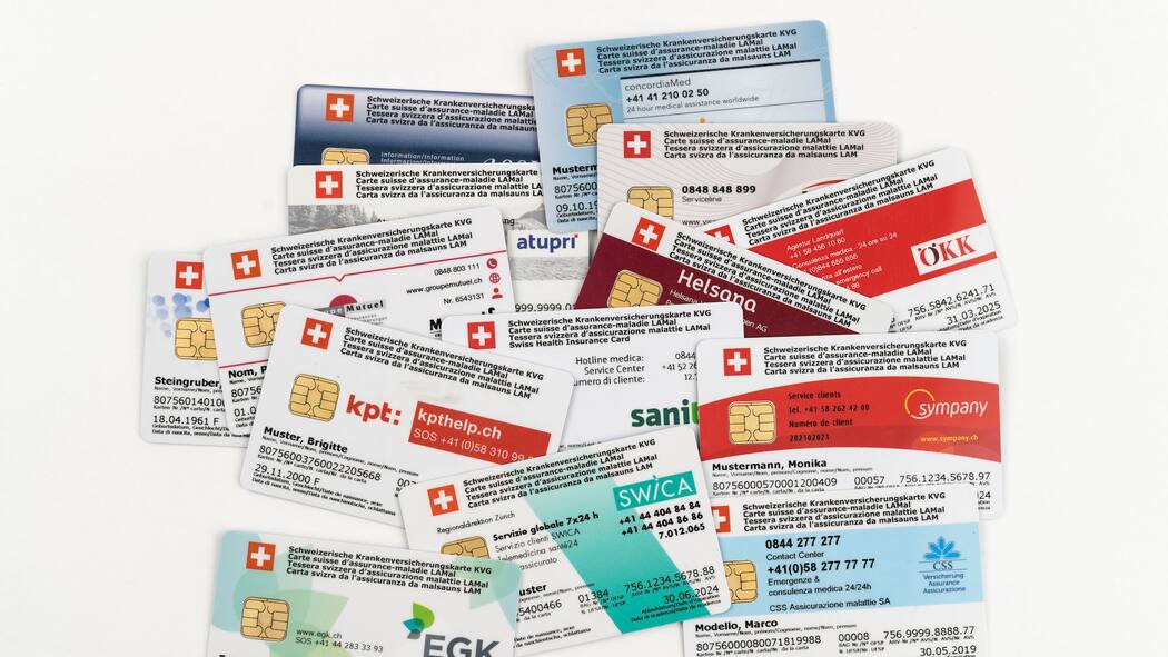 Prämien steigen markant Krankenkassenausweise verschiedener Schweizer Kassen