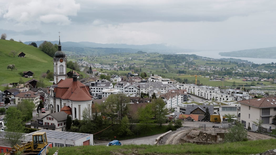 Bei den Betuchten und den Bescheidenen SCHWEIZ / Kanton Schwyz / Schindellegi / 11.05.2023Aussicht auf Schindellegi, Kanton Schwyz. Zwischen Riemenstalden und Feusisberg liegen 27 Kilometer – und Welten. Wie die Armen von hier und die Reichen von dort ticken. Und weshalb es an beiden Orten verpönt ist, als «arm» oder «reich» zu gelten. Ein Lehrstück über die Schweiz aus dem Kanton Schwyz.