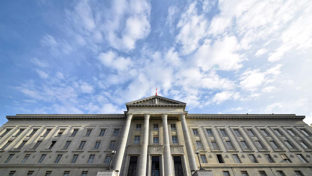 Zwangsadoptierte haben Recht auf Entschädigung Blick von unten auf das Schweizer Bundesgericht