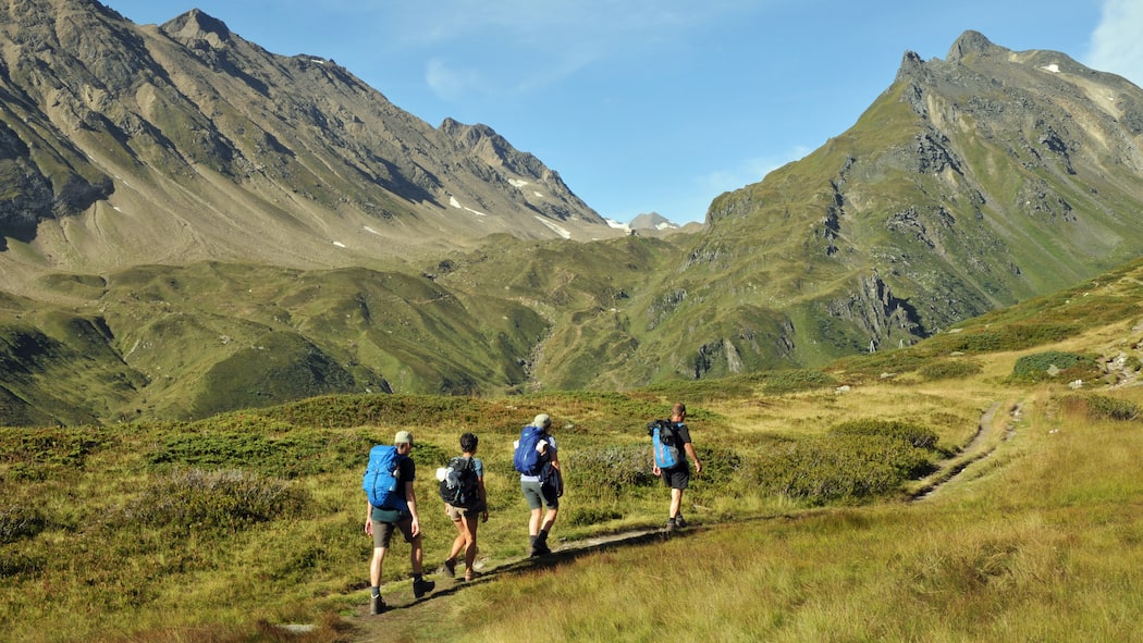 Tipps für sicheres Wandern Wanderer auf dem Huettenweg von der Alpe Gruina am Nufenenpass zur SAC-Huette Capanna Piansecco 1988 m ue. M. im Bedrettotal.