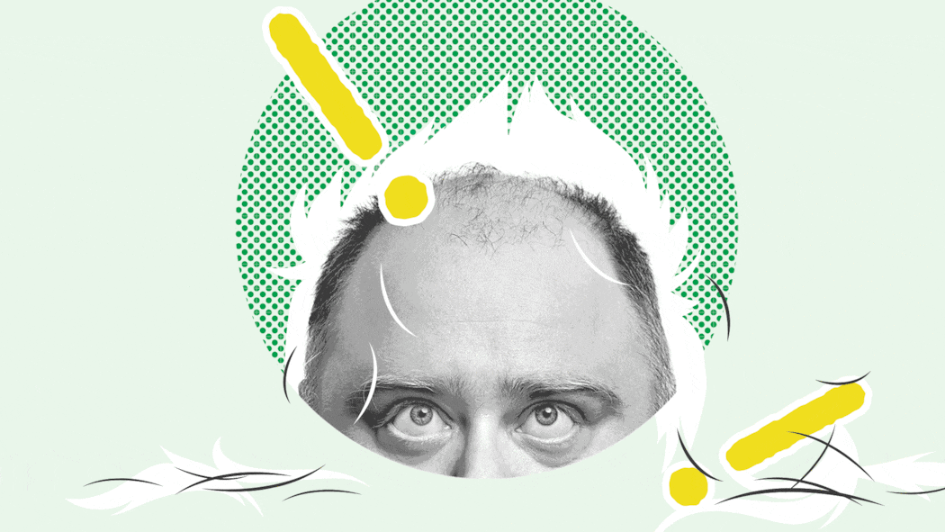 Das hilft bei Haarausfall wirklich Ein Mann mit lichtem Haar schaut nach oben – Vor allem Männer leiden darunter, dass sich ihr Schopf lichtet. Es gibt verschiedene Therapien