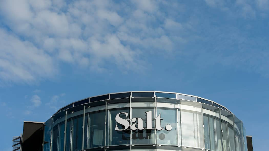 Salt macht Handyabos teurer Le logo de l'operateur telephonique Salt, anciennement Orange, est photographie sur le batiment du siege principal ce dimanche 26 avril 2015 a Renens. (KEYSTONE/Jean-Christophe Bott)