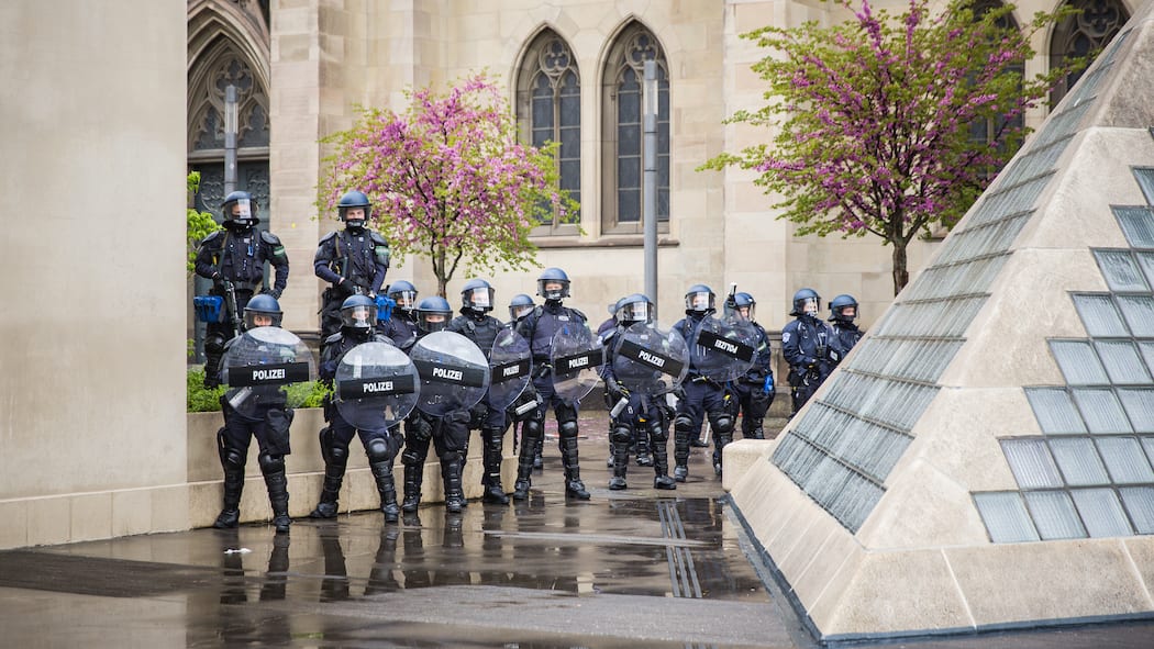 Widerstand und die Staatsgewalt Foto: Stefan Bohrer, 1.5.23, Basel: Mit einem grossen Polizeiaufgebot wird der Umuzg bei der Kundgebung zum Tag der Arbeit gestoppt in Basel, am Montag, 1. Mai 2023. In den Städten wird immer mehr demonstriert. Die Behörden fassen das zunehmend als Angriff auf. Warum sind die Fronten so verhärtet?