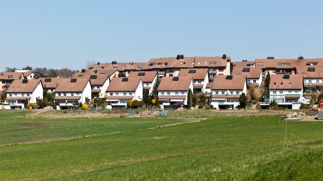 Die Abschaffung wird wohl abgeschafft Blick auf eine Einfamilienhaus-Siedlung. Das Parlament debattiert seit Jahren über ein neues Steuersystem für Hausbesitzer. Warum ist die Sache eigentlich so kompliziert?
