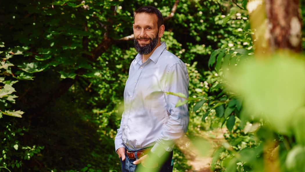 Er war Katholik und konvertierte zum Islam Pascal Gemperli steht in Jeans und Hemd auf einem Waldweg, rundum ist es grün. Er blickt in die Kamera und lächelt.