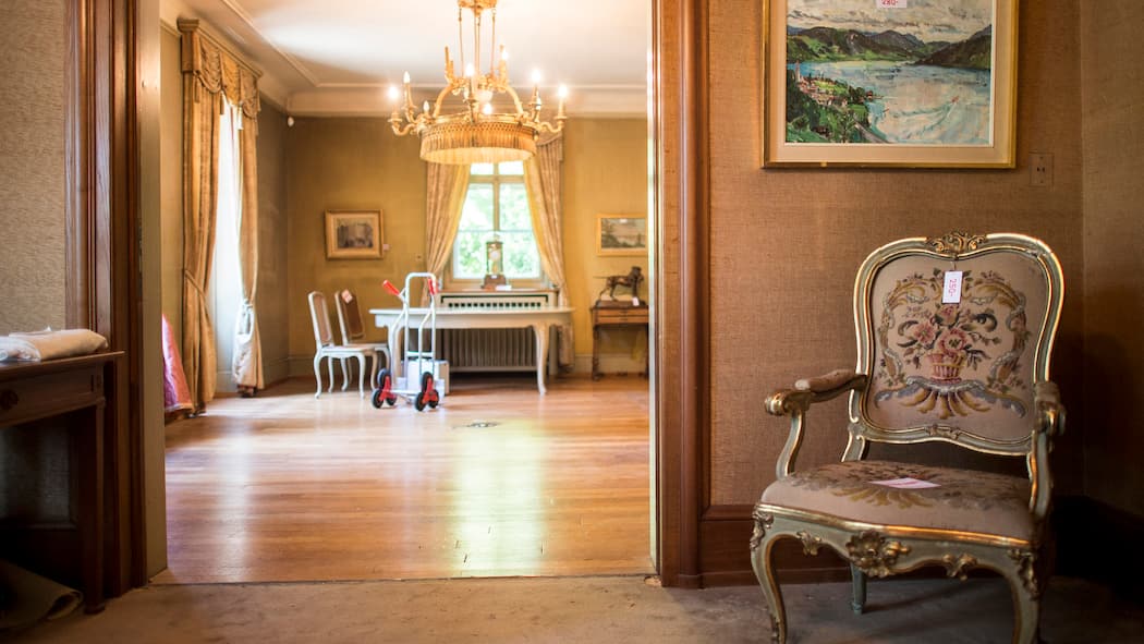 Verhasst, aber gerecht Mit Preisen versehenes Moebel und Bilder in den Raeumlichkeiten waehrend einer Villenliquidation am Zuerichberg, aufgenommen am Samstag, 6. Juni 2015, in Zuerich. Das gesamte Inventar einer 12-Zimmer-Villa am Zuerichberg wird wegen eines bizarren Erbstreits bis am Montag verkauft. (KEYSTONE/Ennio Leanza)