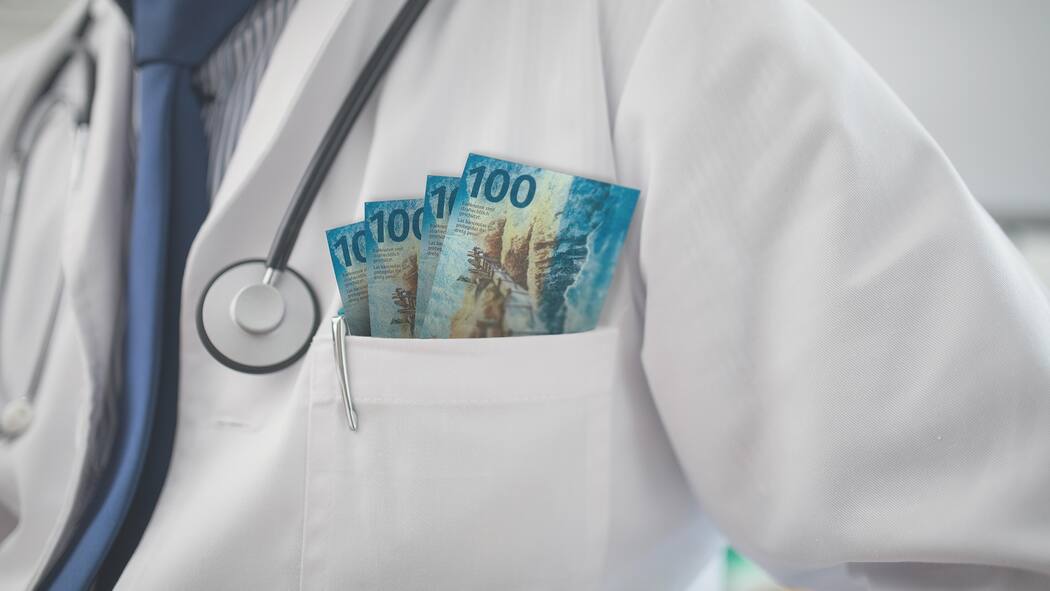 Diese fünf Professoren kassieren am meisten Lead: Ein Genfer steht an der Spitze – die Top 5 der Mediziner, die sich von der Pharmaindustrie Kongressbesuche und Beratungsaufträge bezahlen lassen. Arzt mit Geldscheinen in der Brusttasche