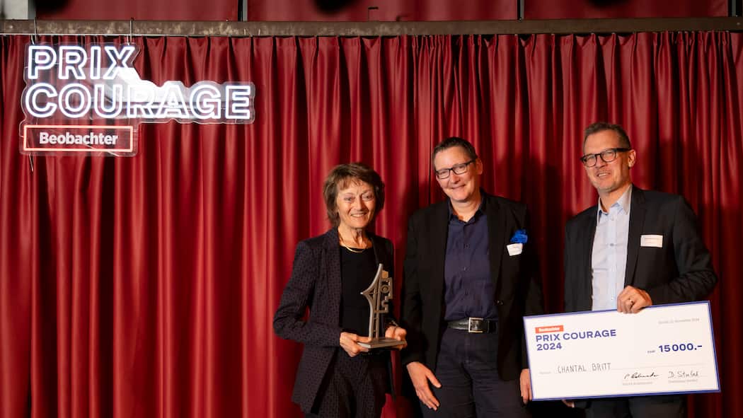 Chantal Britt gewinnt den Prix Courage des Beobachters Image Toggle Actions Prix Courage 2024 des Beobachters: Gewinnerin Chantal Britt im Papiersaal für den Beobachter. 21.11.24 Sie gewinnt den Prix Courage des Beobachters 2024: Chantal Britt (Mitte), Präsidentin der Patientenorganisation Long Covid Schweiz; links: Jury-Präsidentin Eveline Widmer-Schlumpf; rechts: Beobachter-Chefredaktor Dominique Strebel