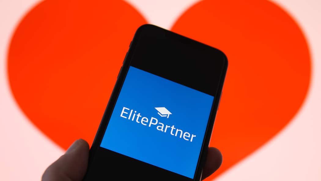 Immer wieder Ärger mit Dating-Plattformen Ein Handy mit dem Schriftzug ElitePartner vor einem roten Herz. Bei Kündigungen der Mitgliedschaft gibt es bei Partnervermittlungsagenturen immer wieder Probleme.