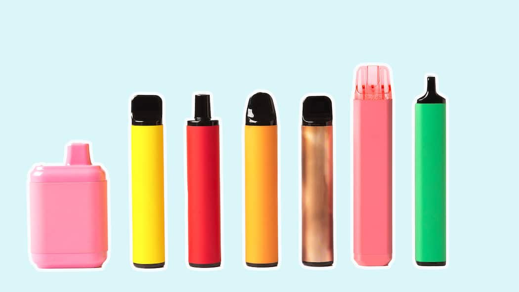 Vape-Händler tricksen das Gesetz aus Verschiedene andersfarbige E-Zigaretten und Vapes stehen nebeneinander aufgereiht.