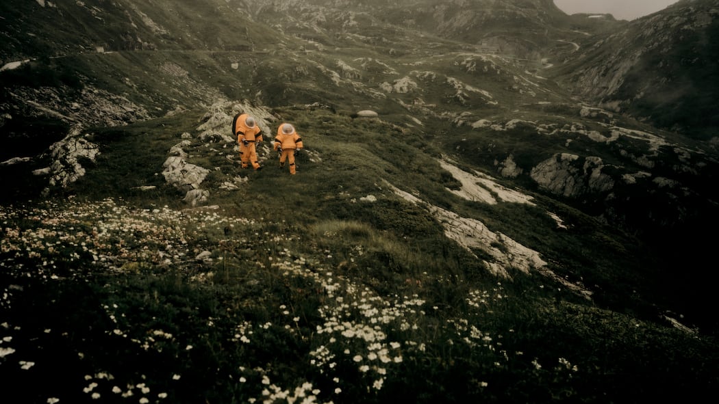 Auf Mondmission am Gotthard Junge Studenten nehmen an einer Raumfahrtsimulation teil. Das Training findet in einer Bunkeranlage auf dem Gotthard statt. Während mehrerer Wochen halten sich die Studenten in den Räumlichkeiten der ehemaligen Armeeanlage auf, bilden sich gegenseitig in verschiedenen Disziplinen aus und nehmen gemeinsam an einer analogen Raumfahrtmission teil. Im Bild: in der Aussenwelt. Inszenierung einer möglichen Mission.