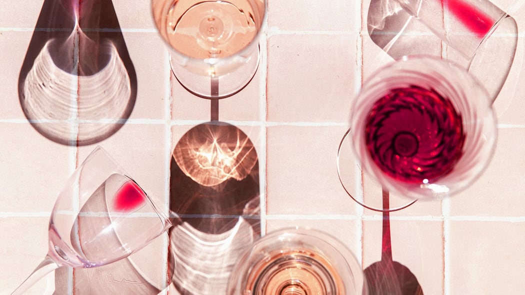 Warum sich der «trockene Januar» nicht für alle eignet Verschiedene mit Wein gefüllt Gläser stehen auf einer durchsichtigen Unterlage: Der Januar ohne Alkohol kann riskant sein.