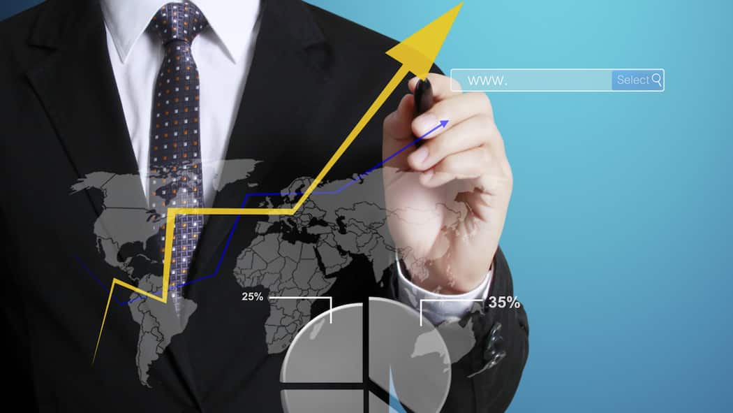 Geld sicher anlegen in unsicheren Zeiten Mann zeichnet zwei Pfeile mit Renditen, die nach oben zeigen
