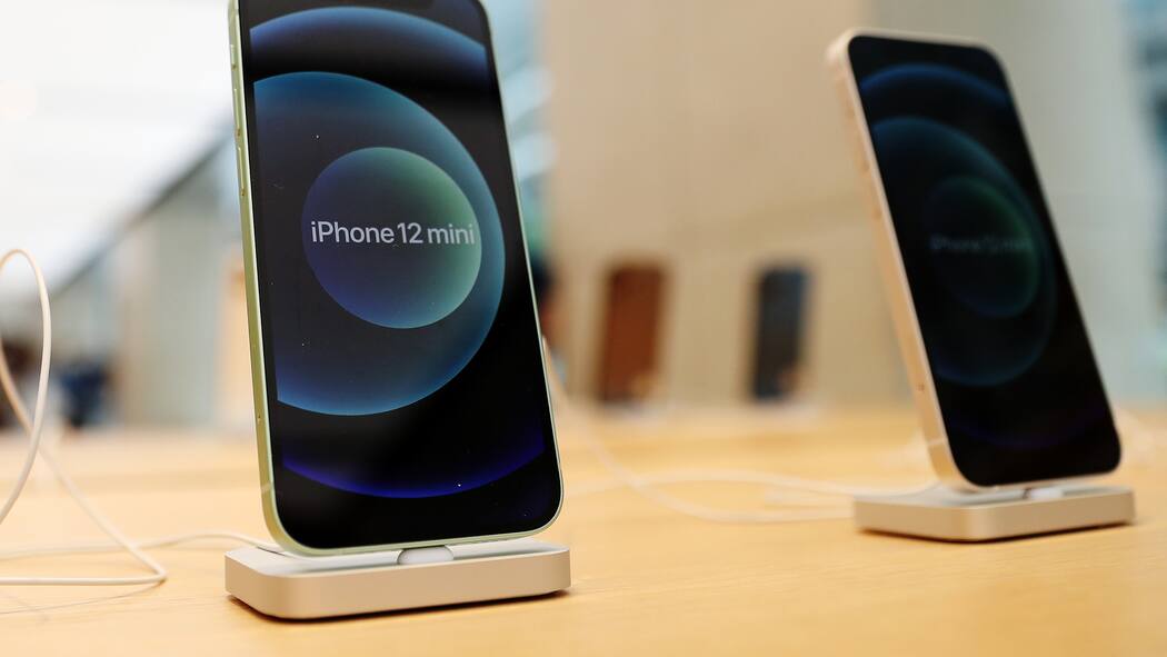 Online-Shop verschwunden, Geld weg Zwei iPhone auf einem Tisch