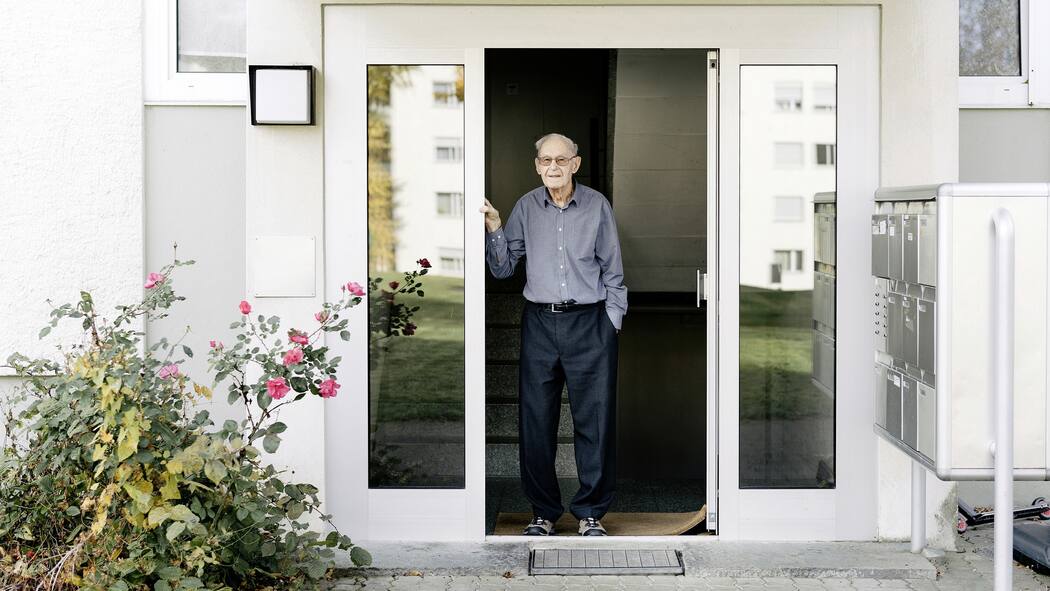 Und täglich grüsst Zalando Ernst Vecchi vor der Siedlung wo er wohnt in Zürich Seebach.