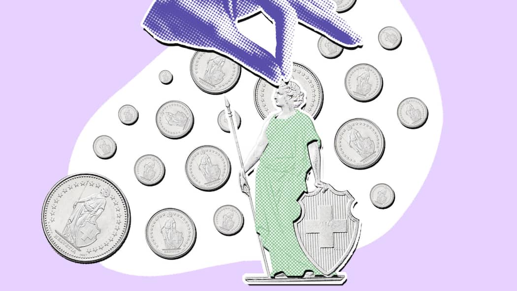 Sparen Sie sich die kleinen Geldfresser – so gehts! Münzen und eine Hand - Ist am Ende des Geldes noch viel zu viel Monat übrig? Wer finanziell gut dastehen will, sollte vielleicht mal die kleinen Budgetposten ins Visier nehmen