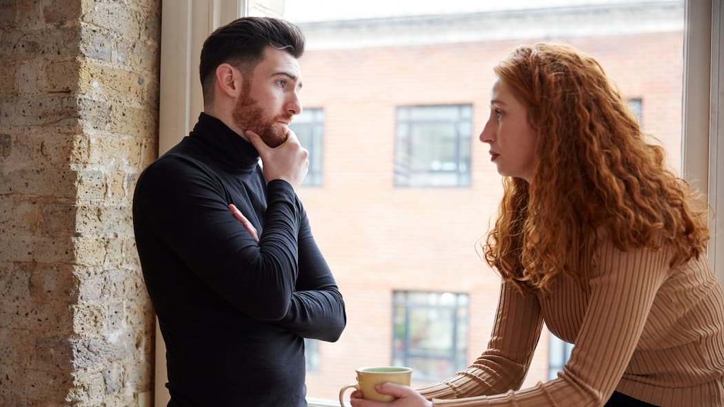 Getrennte Wege, gemeinsames Ziel Ein Ehepaar führt eine ernsthafte Diskussion über ihre Trennung.