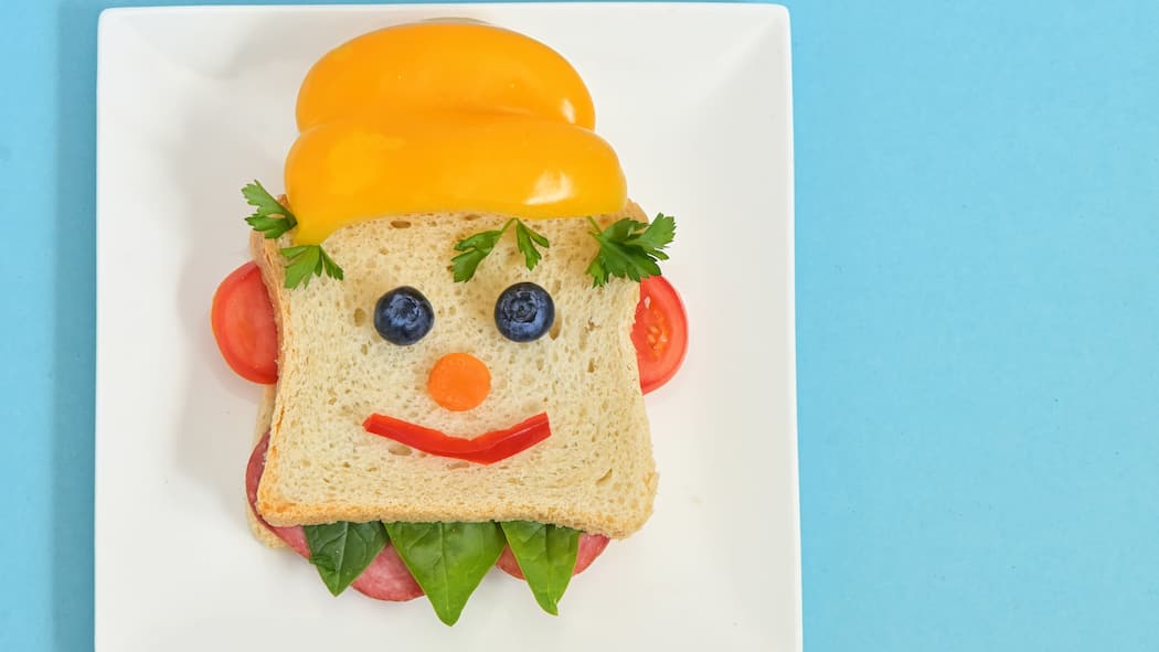 15 gesunde Znüni- und Zvieri-Snacks für Kinder Sandwich mit einem Gesicht drauf