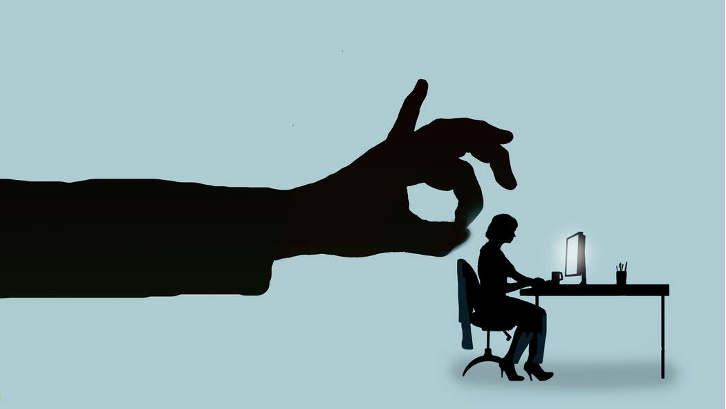 Missbräuchlich gekündigt – aber keine Entschädigung Eine Büroangestellte sitzt vor einem Bildschirm, nichtsahnend, dass eine grosse Hand sie gleich «wegspicken» wird. Das Bundesgericht hat bei einer Mitarbeiterin entschieden, dass diese keine Entschädigung erhält, obwohl die Kündigung missbräuchlich war. Eine Einschätzung der Beobachter-Rechtsexpertin.