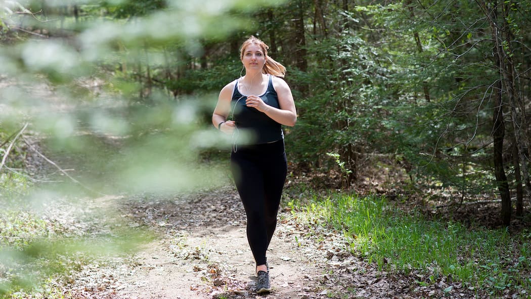 Sportmuffel an den Start! Fünf Anfängertipps Frau joggt im Wald - Wer mit dem Laufen anfangen will, braucht nicht viel: Ein Paar Laufschuhe und etwas Motivation reichen. 5 Tipps für einen erfolgreichen Start