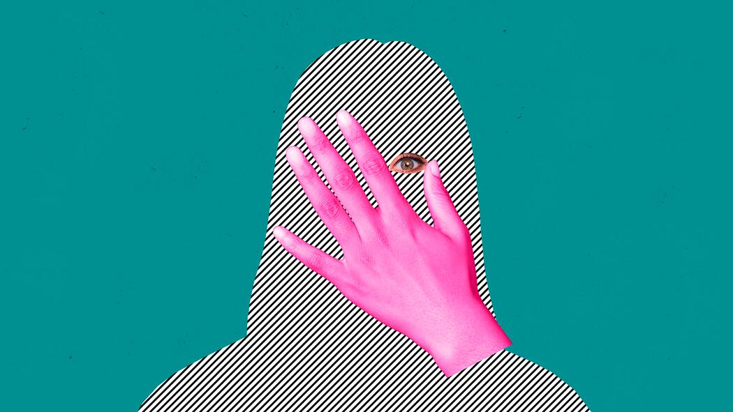 Den Täter anzeigen? Eine Frau, von der nur eine Silhouette und ein Auge zu sehen ist, hält sich die Hand vor das Gesicht. Wer Opfer einer Straftat wurde, kann Anzeige erstatten und Opferhilfe beanspruchen