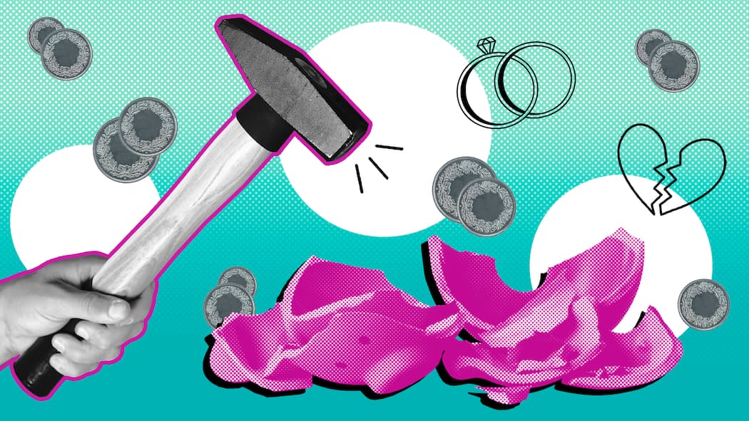 Wann werden die Alimente angepasst? Ein Hammer neben einem zerbrochenen Sparschwein und viele Münzen. Wann man Alimente anpassen kann.